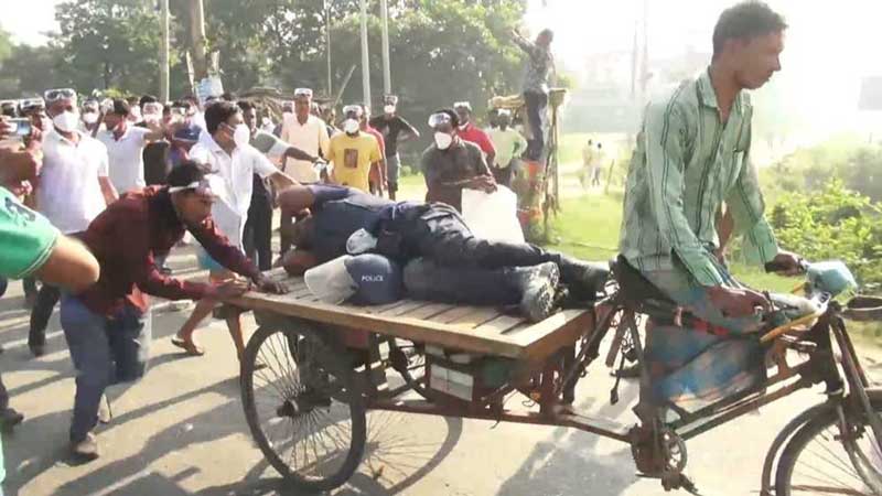 অবরোধে ত্রিমুখী সংঘর্ষে রণক্ষেত্র নারায়ণগঞ্জ - পুলিশ সদস্যের অবস্থা আশংকাজনক!